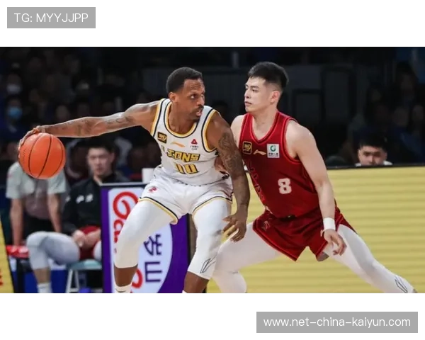 CBA 球员被双人包夹仍命中三分